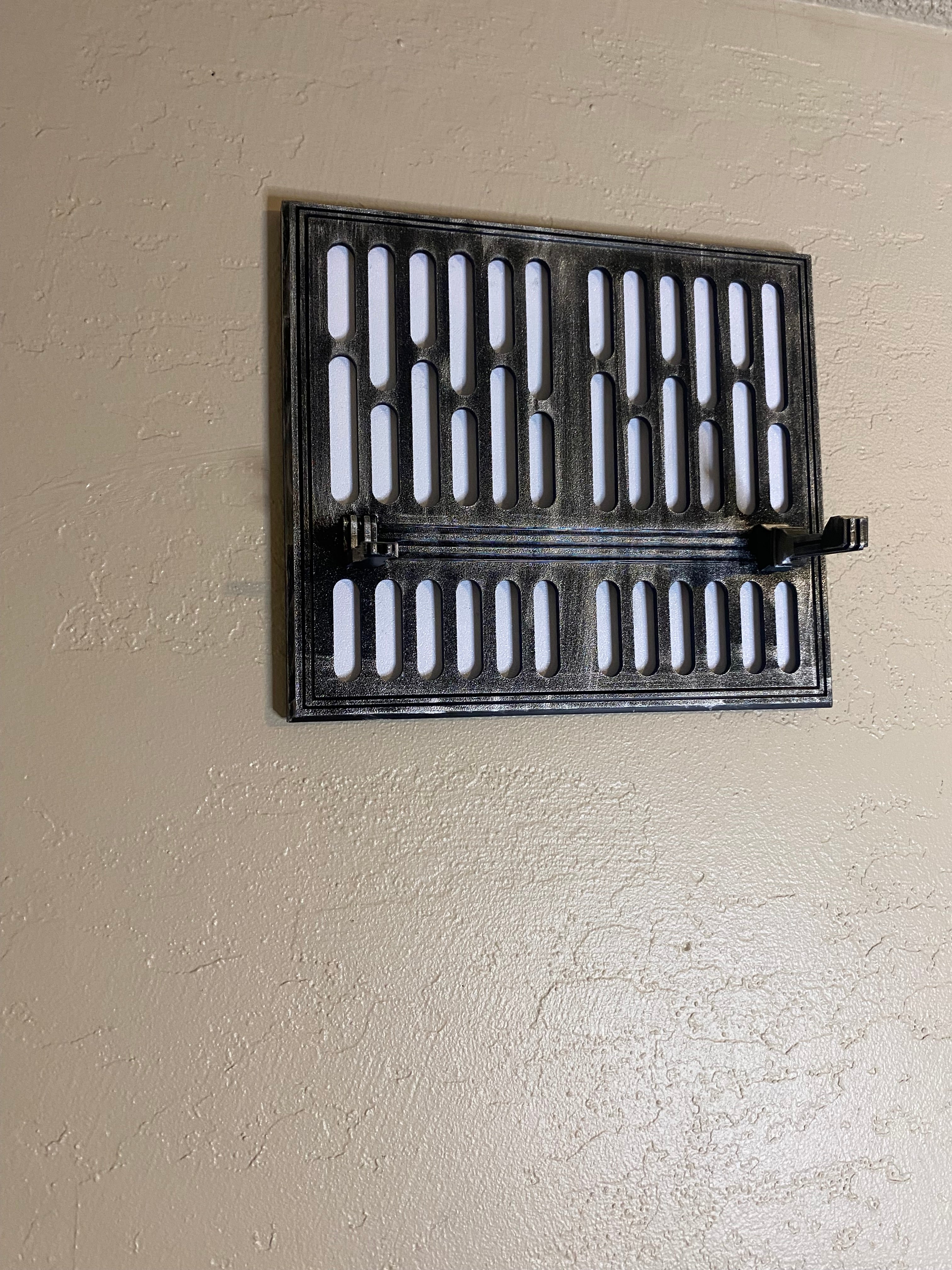 Montaje en pared para el rifle carabina EE-3 de Boba Fett