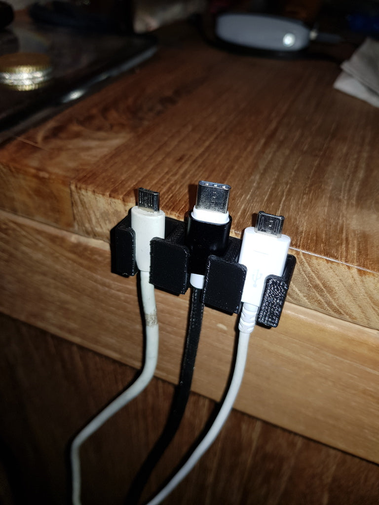 YACH – Práctico soporte para cables de carga