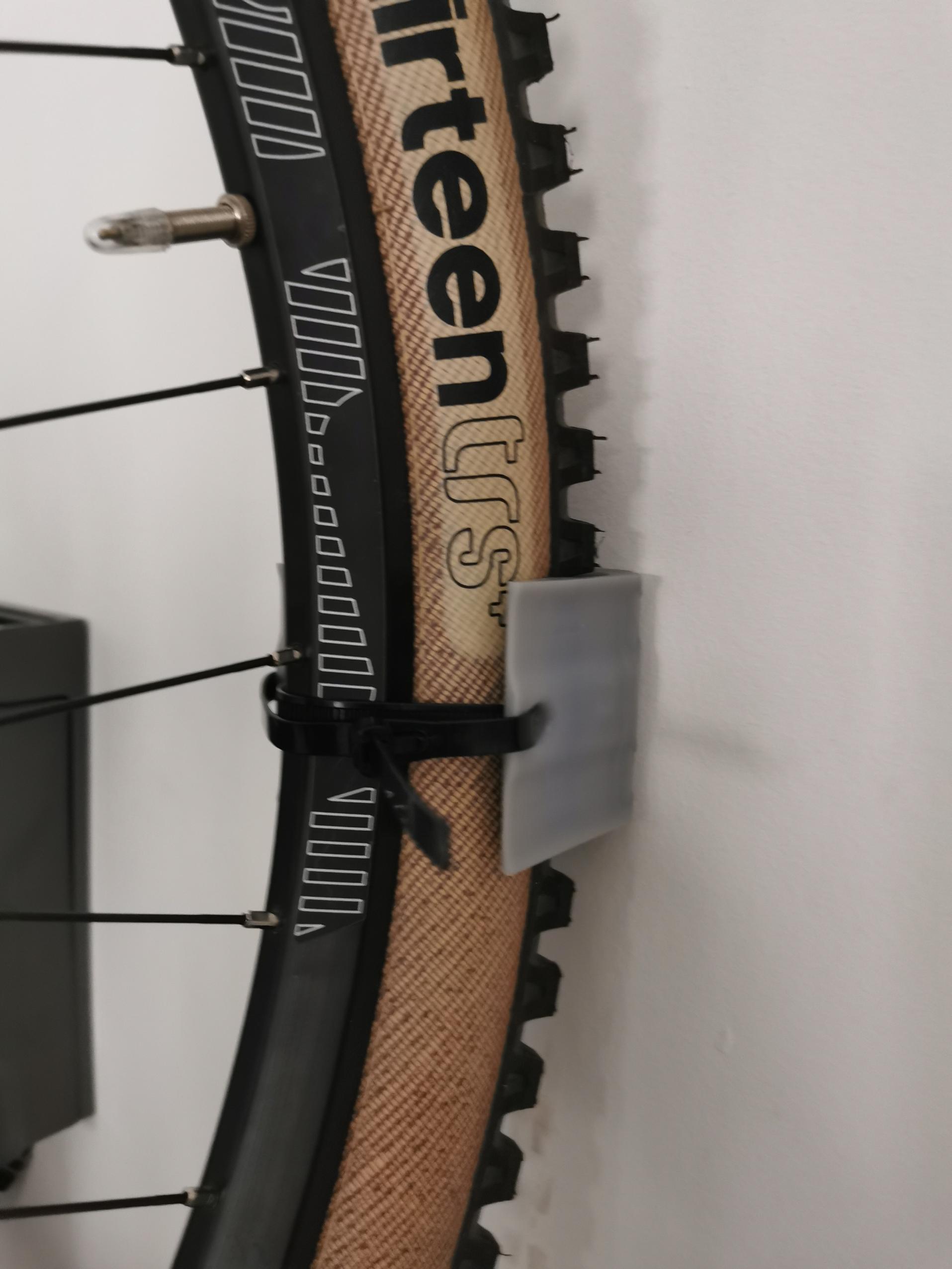 Montaje en pared para bicicleta de montaña con neumáticos de 2,35 pulgadas: se adapta a la mayoría de las impresoras de resina