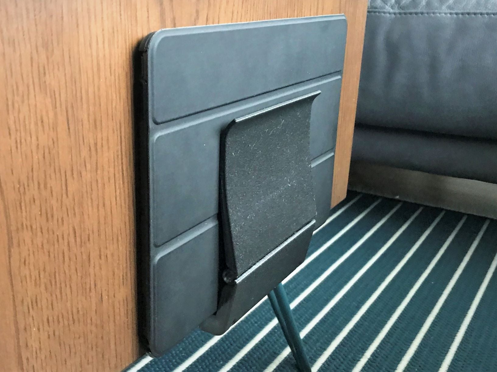 Soporte flexible para iPad/tableta para montaje en pared o mesa