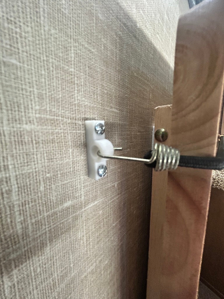 Práctico accesorio de cable elástico para mesas de viaje