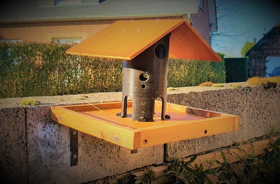 Casa de alimentación para pájaros 3D-impresa y de madera