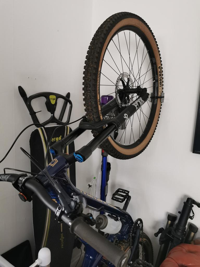 Montaje en pared para bicicleta de montaña con neumáticos de 2,35 pulgadas: se adapta a la mayoría de las impresoras de resina