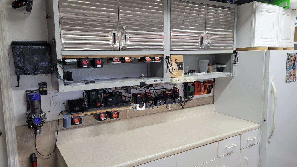 Soporte de pared para batería y cargador Black+Decker 40V