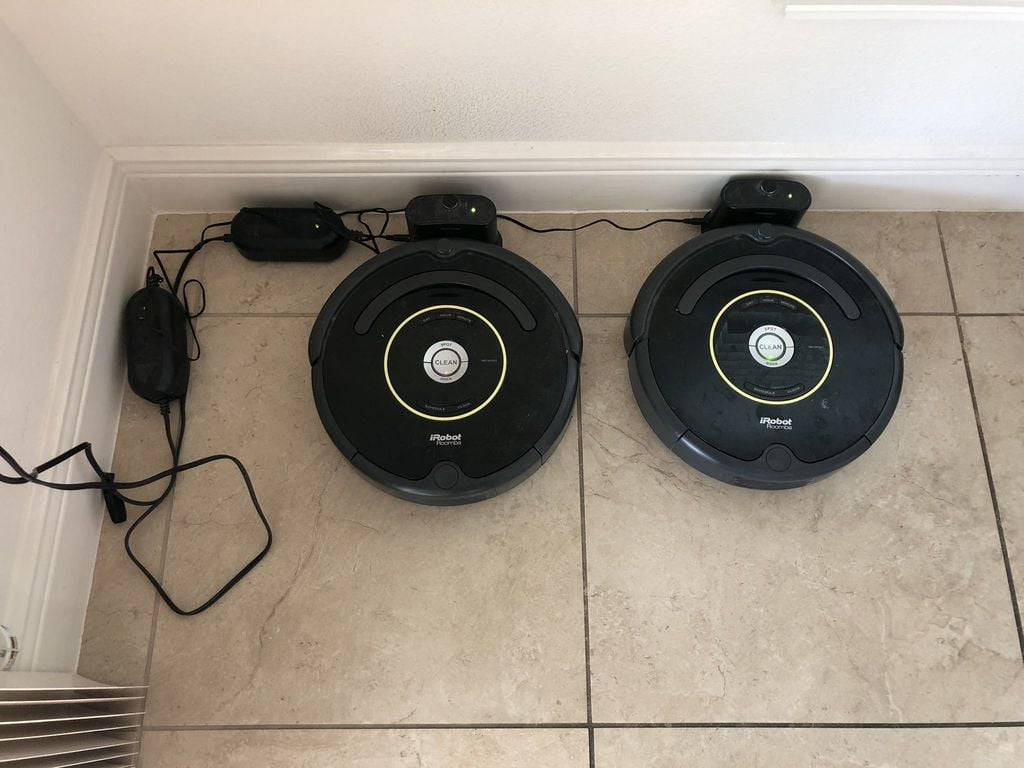 Estación de acoplamiento Roomba y sistema de gestión de cables