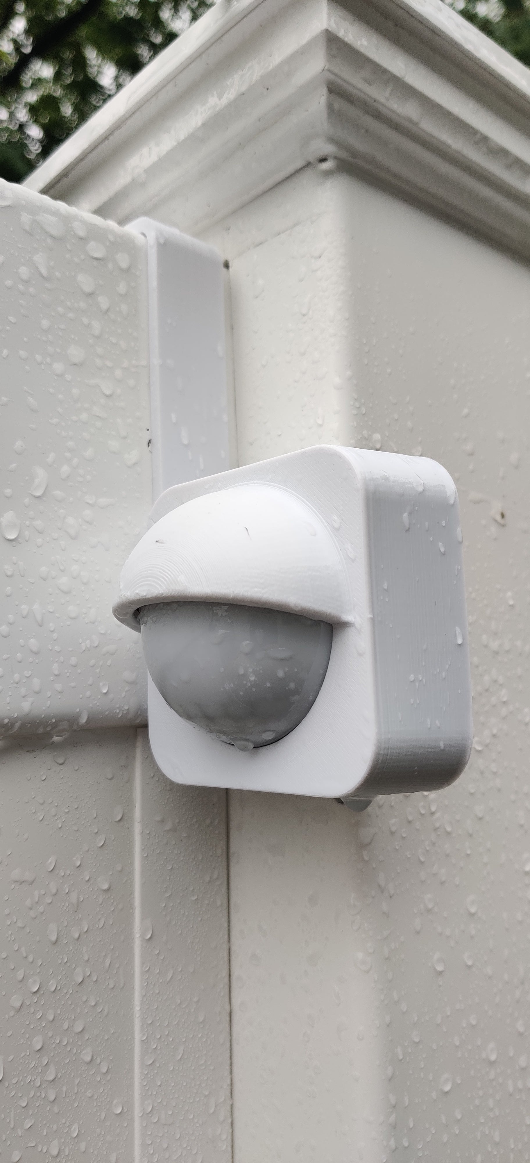 Sensor exterior Philips Hue montaje en valla de PVC