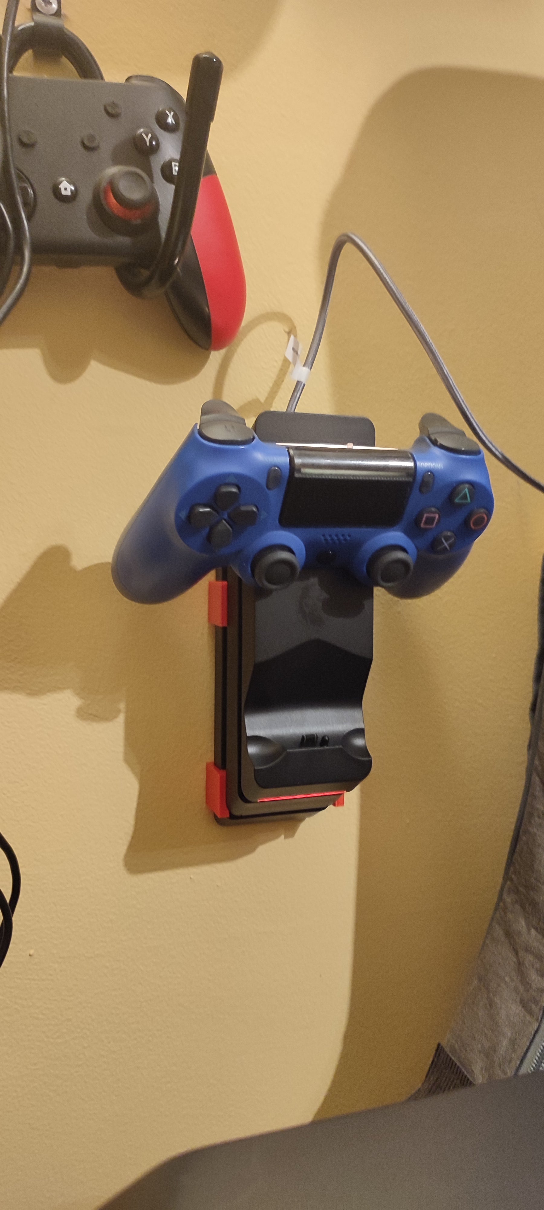 Estación de acoplamiento para controladores PS4 Silvercrest de Lidl, montaje en pared.