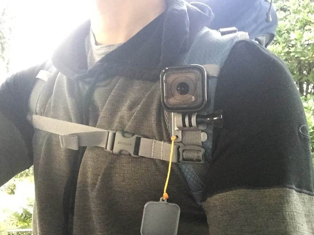 Soporte de mochila de hombro GoPro Session con tapa de lente