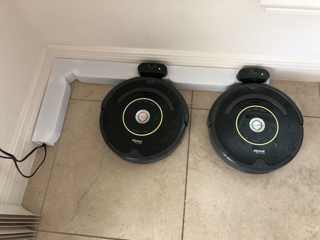 Estación de acoplamiento Roomba y sistema de gestión de cables