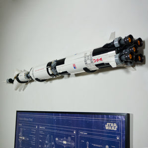 Soporte de pared minimalista para cohete Saturno V