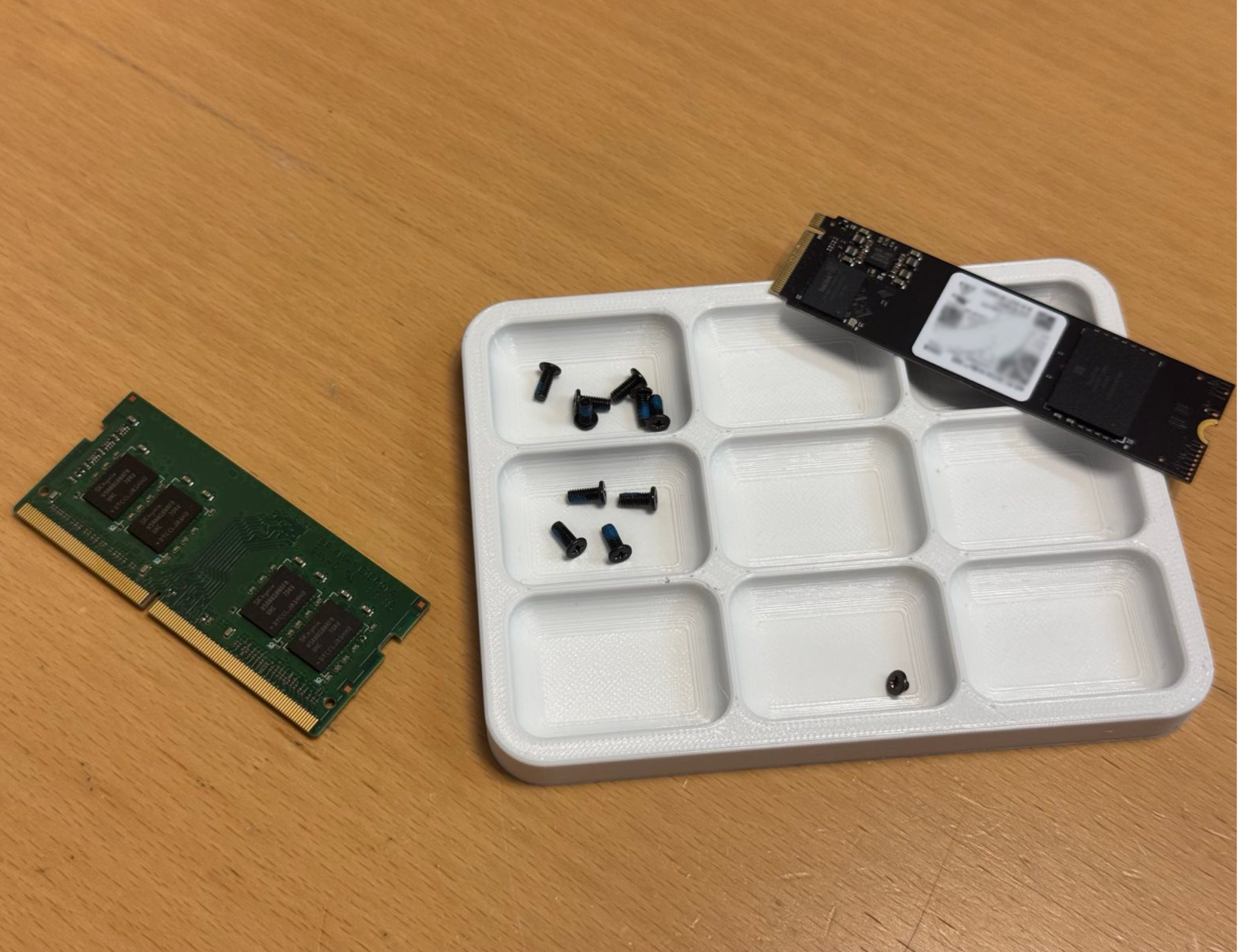 Práctica bandeja para tornillos para componentes pequeños y tornillos