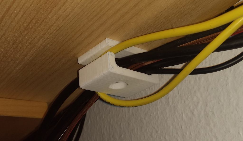 Clips de gestión de cables con y sin orificio para tornillos para un cableado organizado