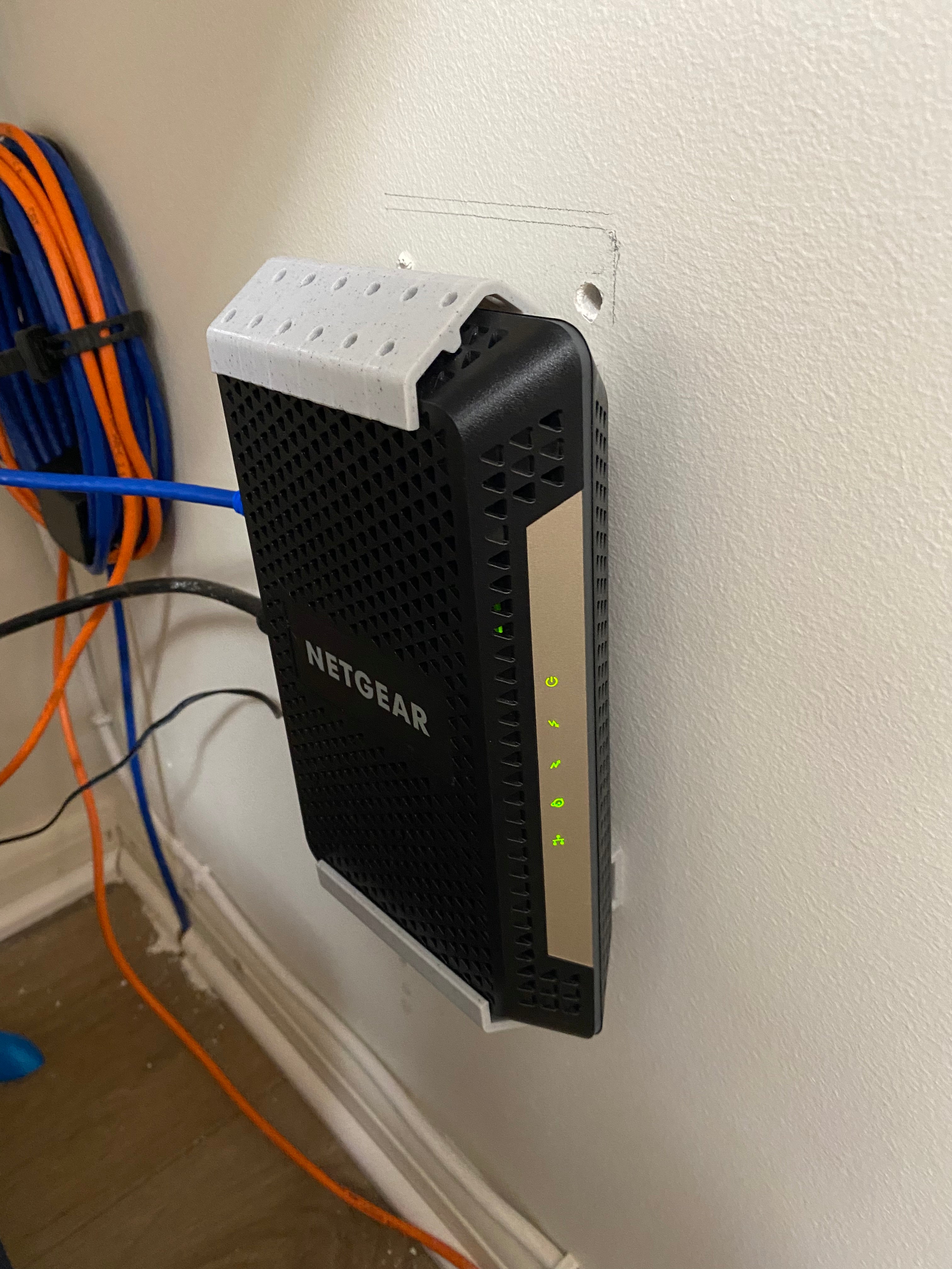 Montaje en pared Netgear CM600 / CM1000: optimice la configuración de su red