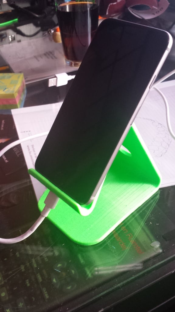 Soporte para iPhone 6 con cargador y espacio para conector minijack