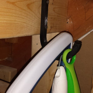 Gancho en J montado en la pared para un almacenamiento versátil
