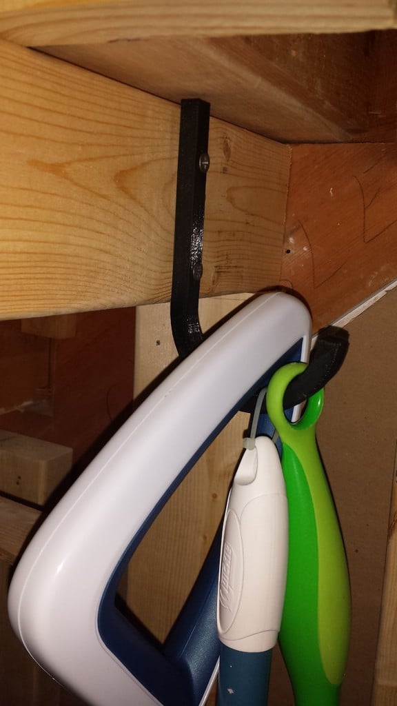 Gancho en J montado en la pared para un almacenamiento versátil