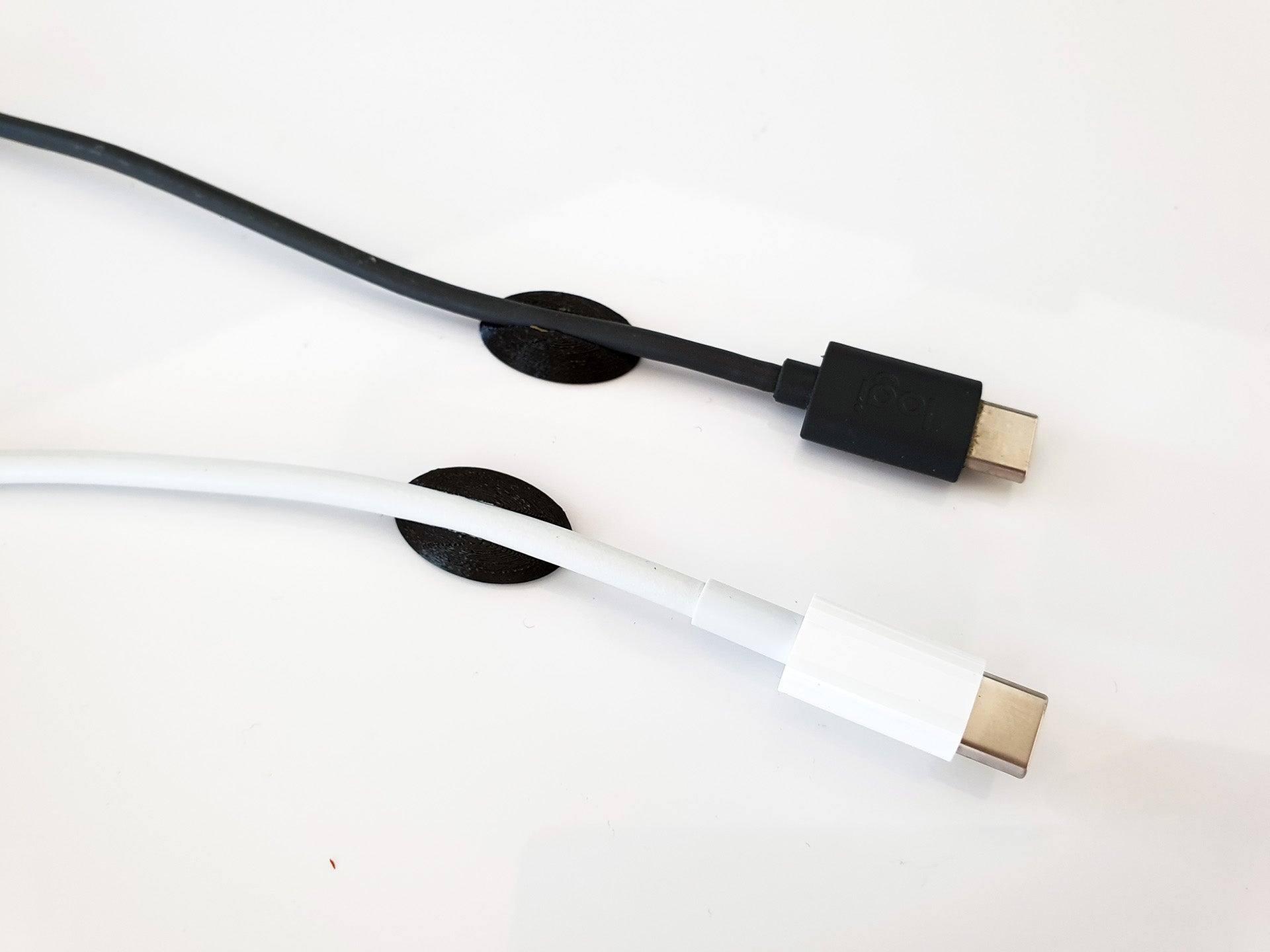 Soporte de sobremesa para cables de Apple Macbook Pro y otros cables