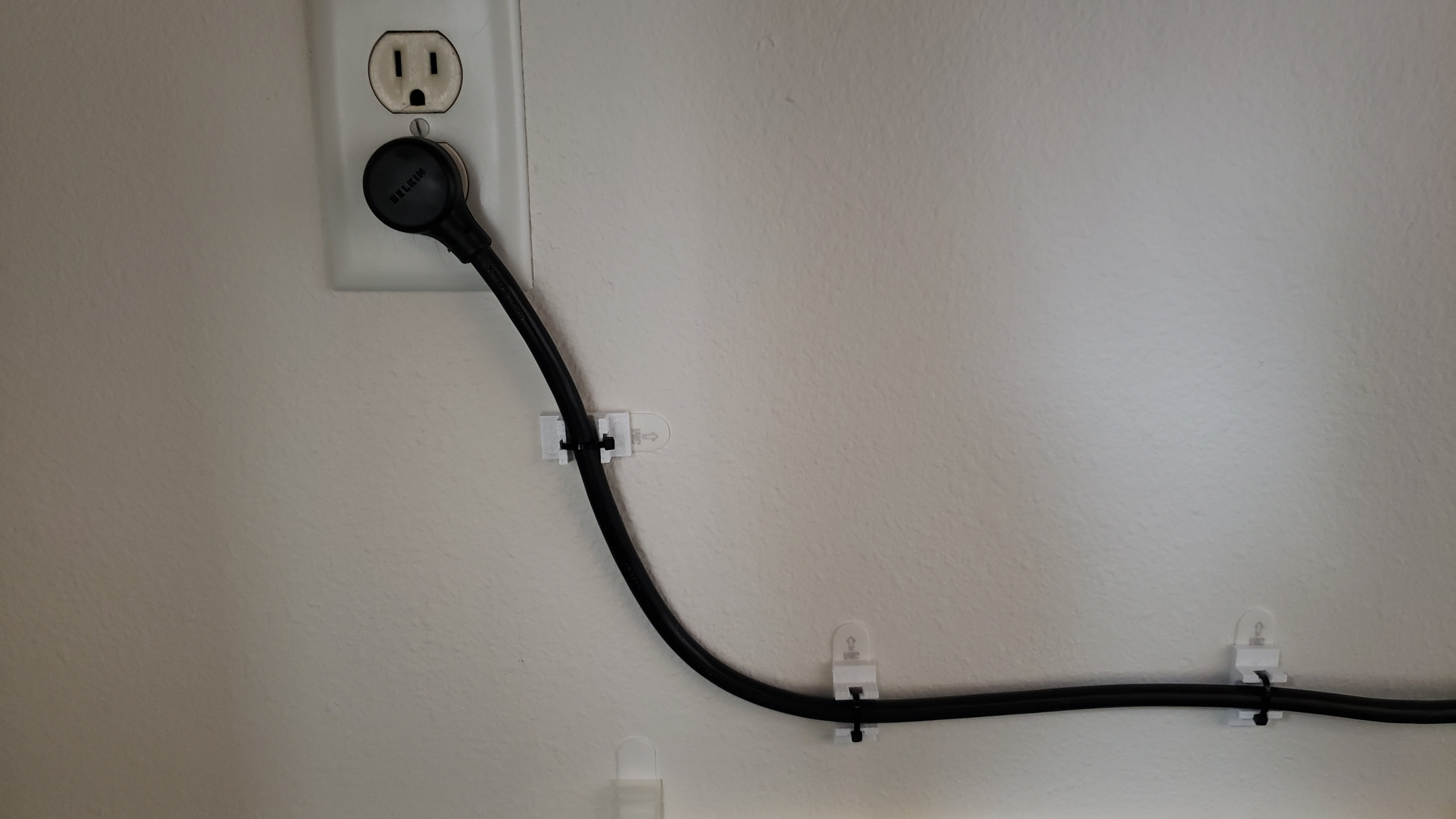 Soporte de cinta adhesiva para atar cables de alimentación
