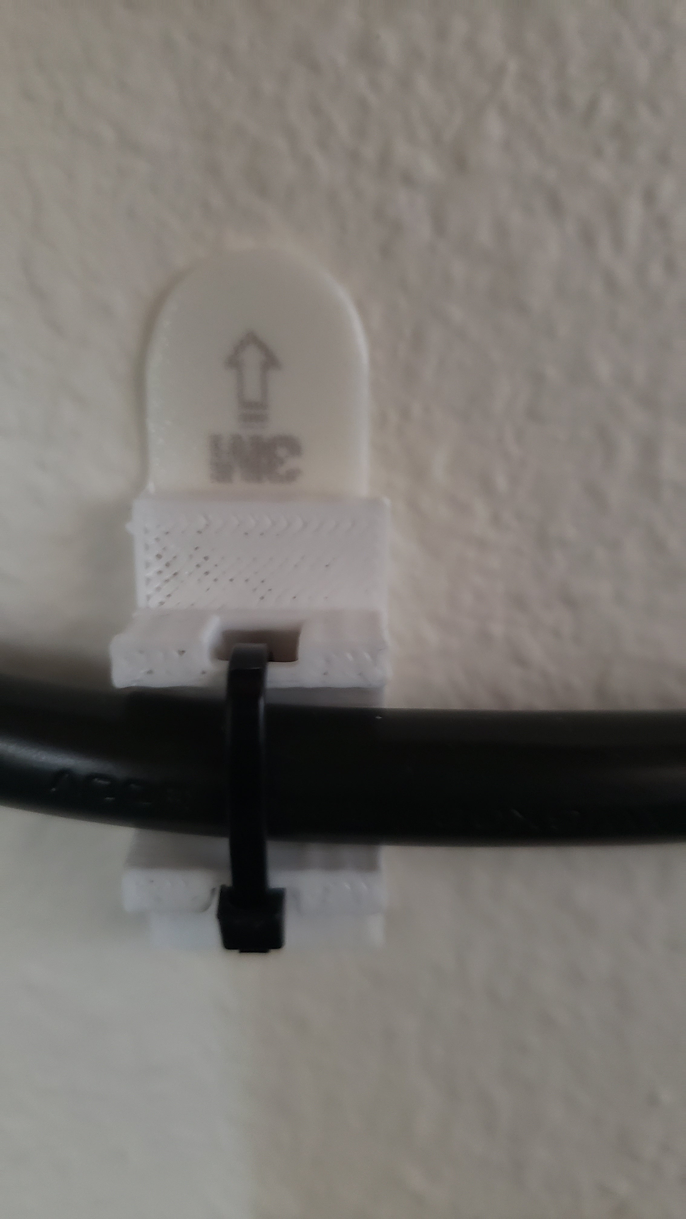Soporte de cinta adhesiva para atar cables de alimentación