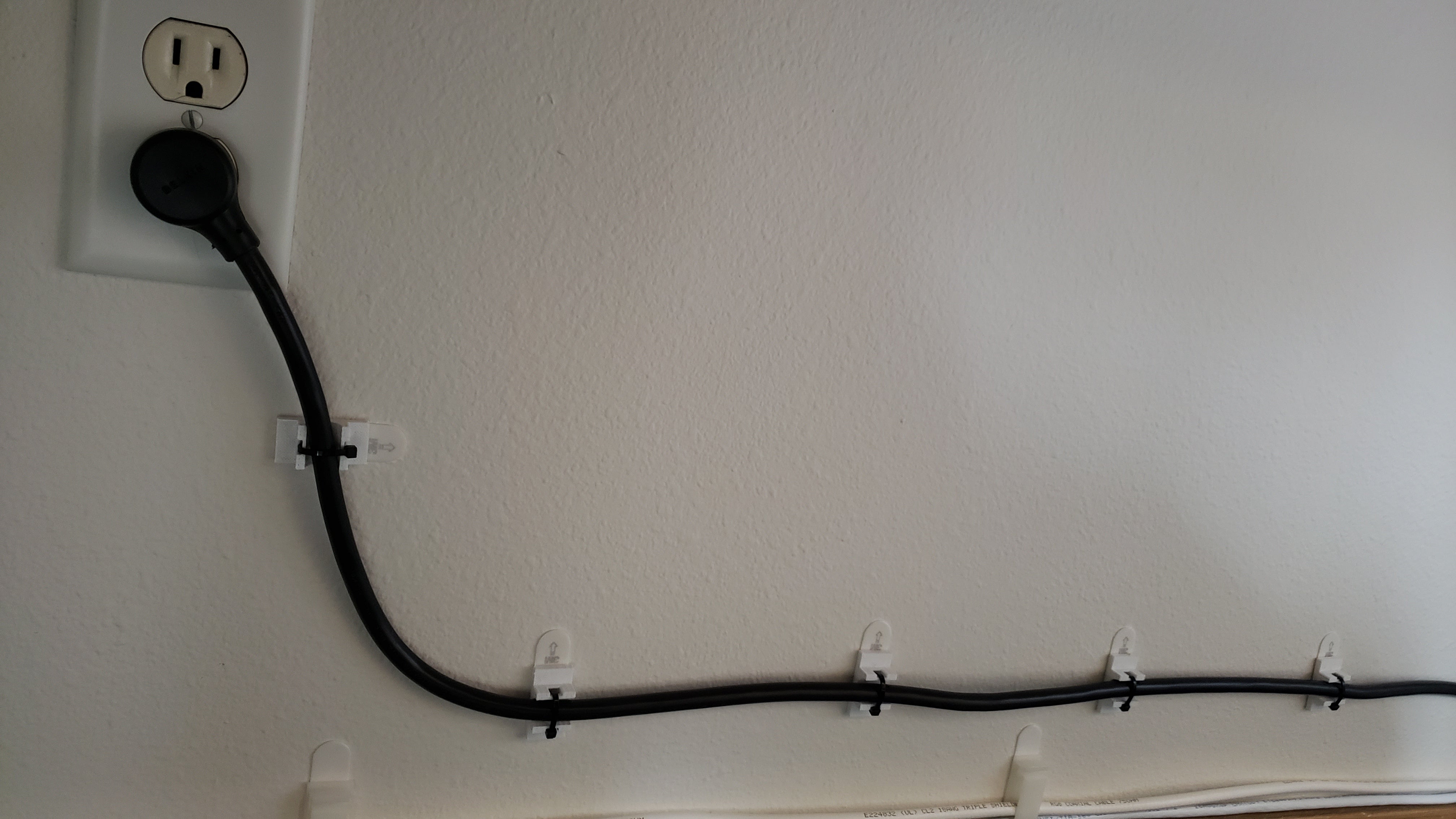 Soporte de cinta adhesiva para atar cables de alimentación