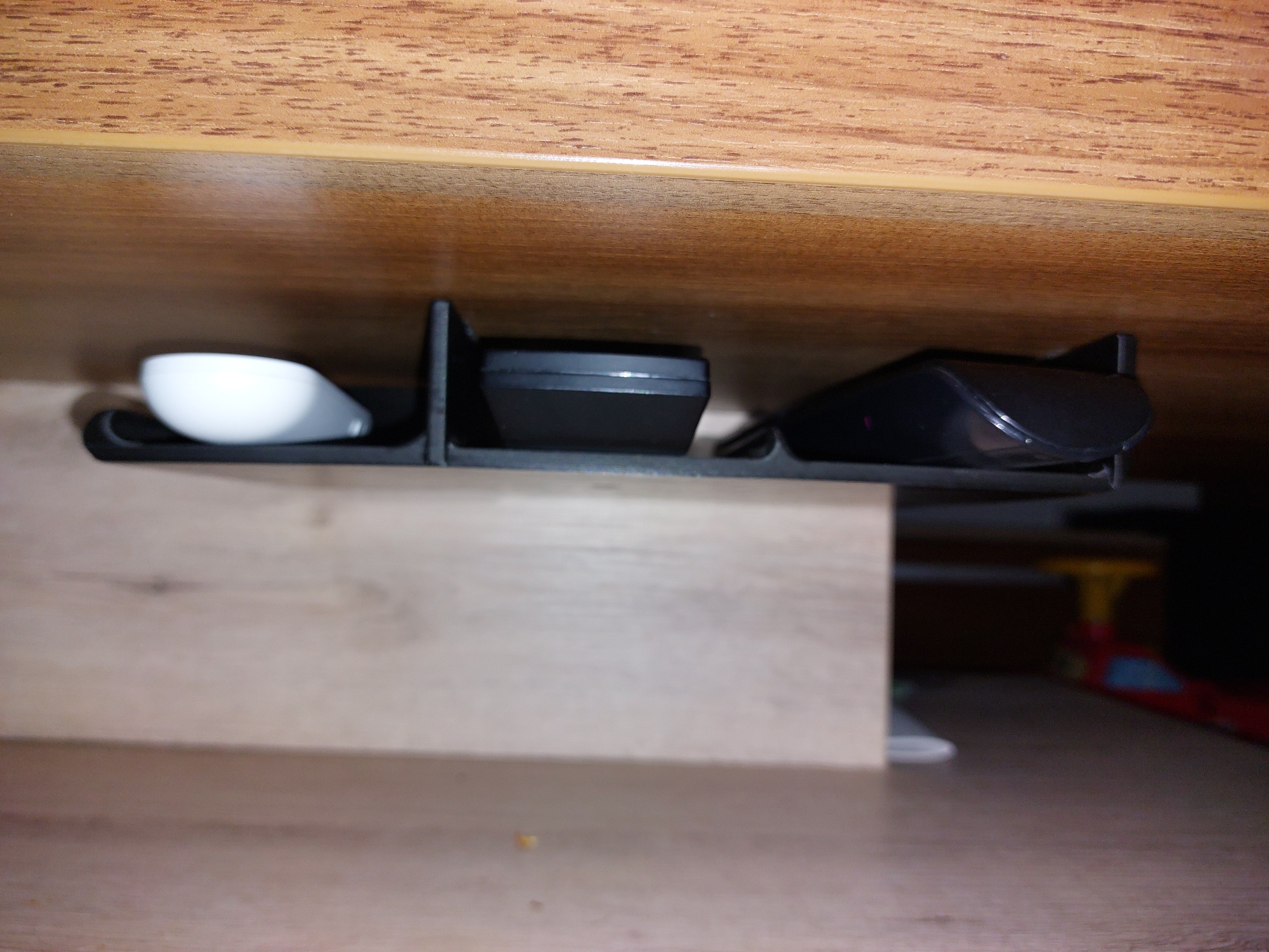 Soporte para mando a distancia de mesa fijado con cinta adhesiva de doble cara
