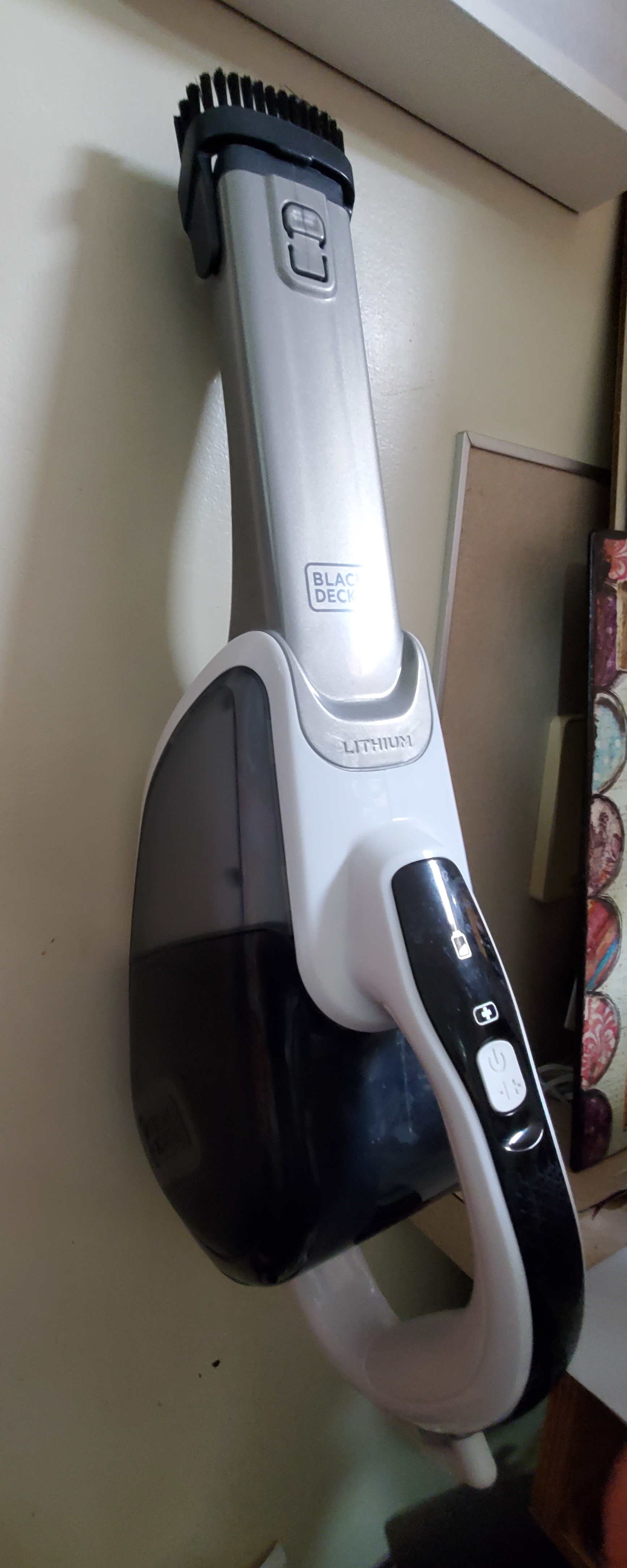 Montaje en pared de la mini aspiradora Black and Decker con clip de cable