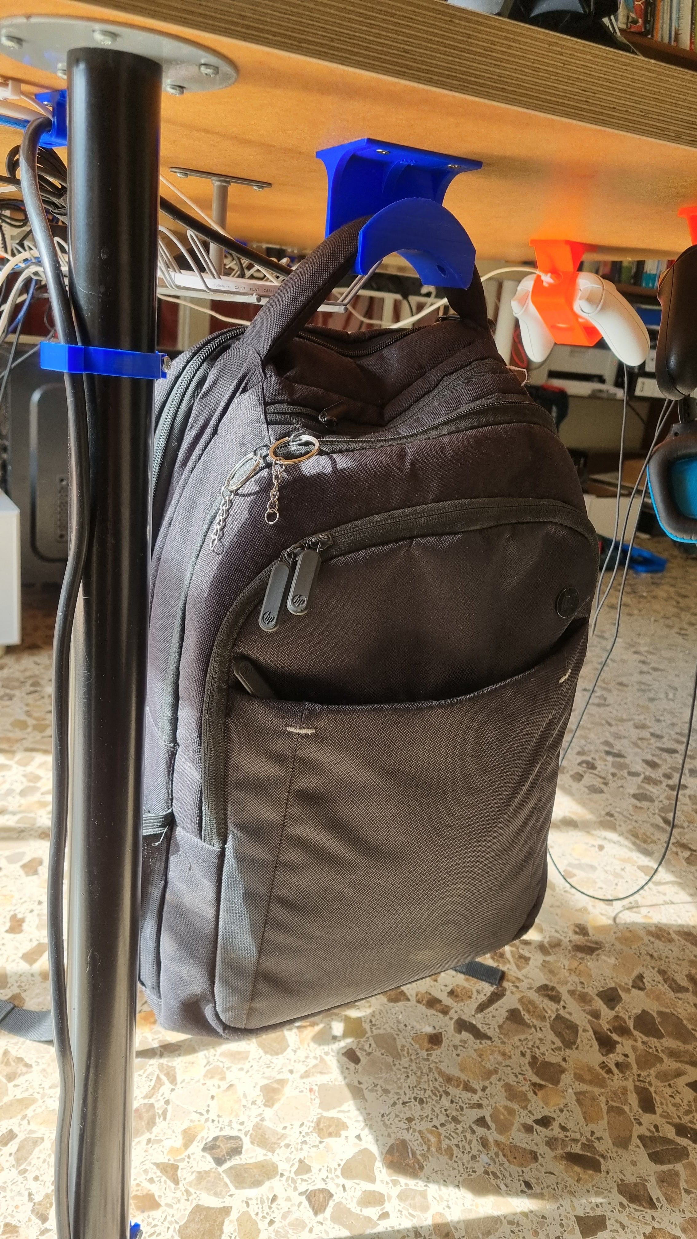 Gancho para mochila reforzado para montaje debajo del escritorio