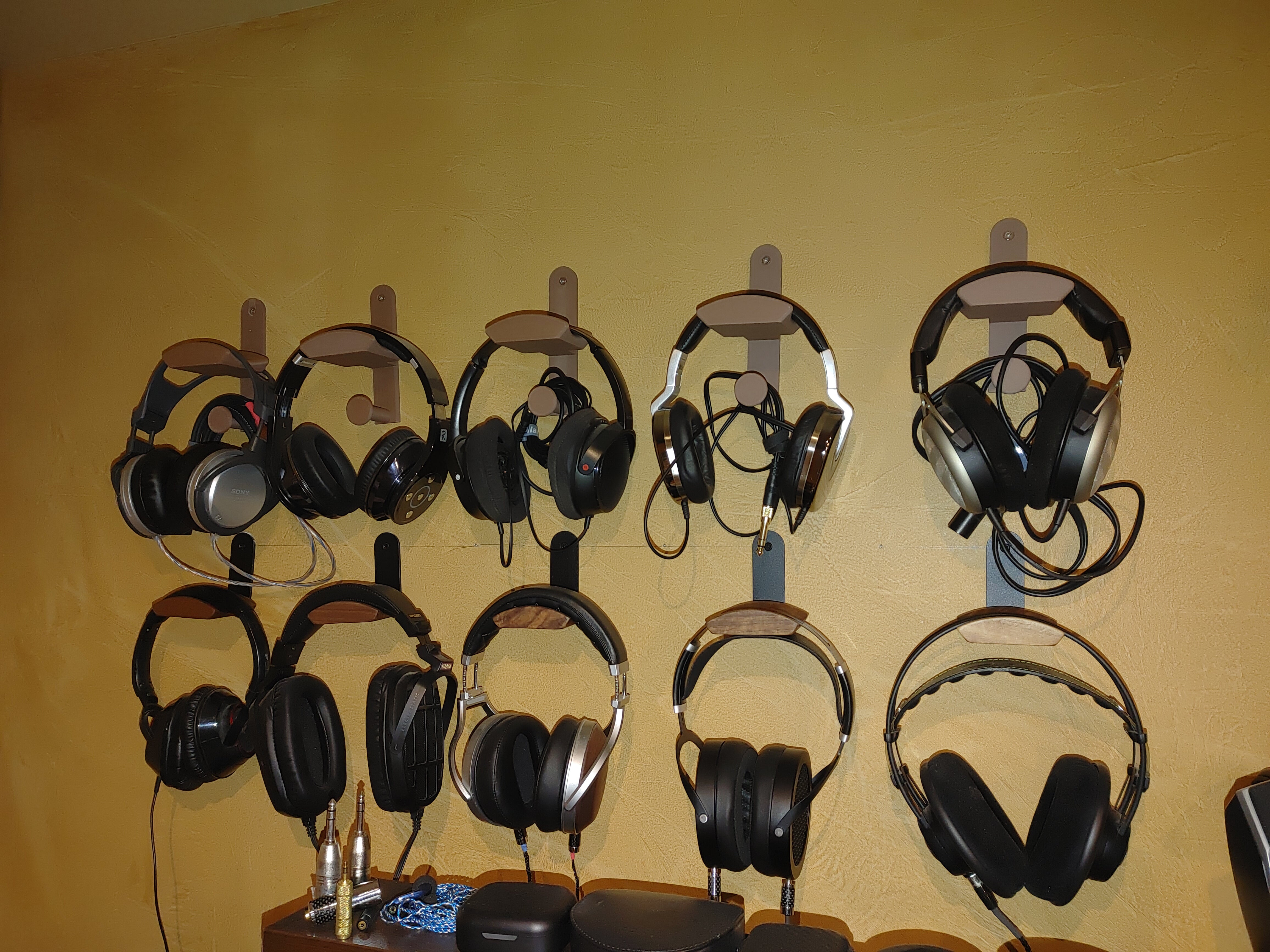 Soporte de pared para auriculares con gestión de cables