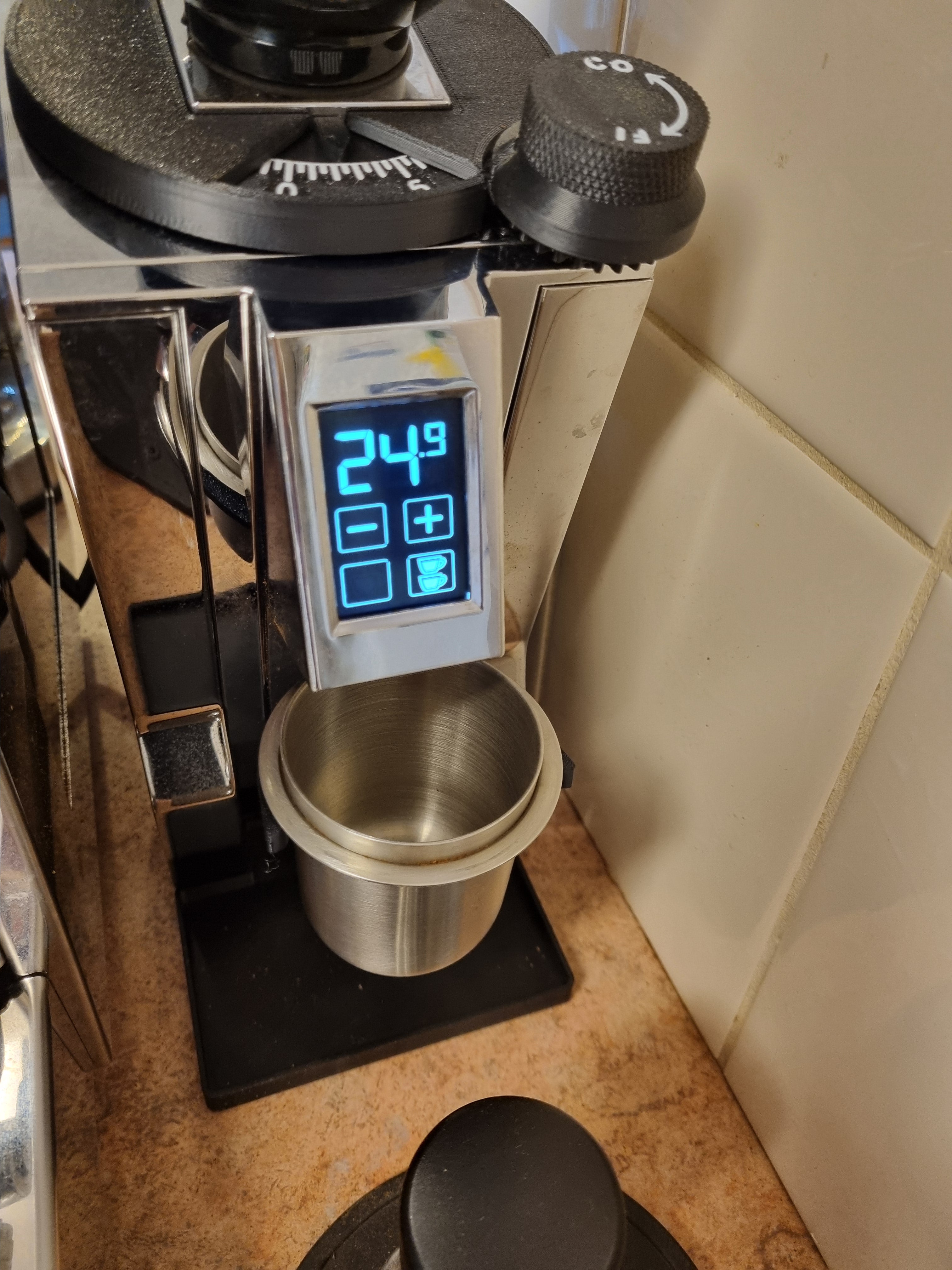 Soporte para vaso dosificador Eureka Mignon con colector de café y ángulo ajustable