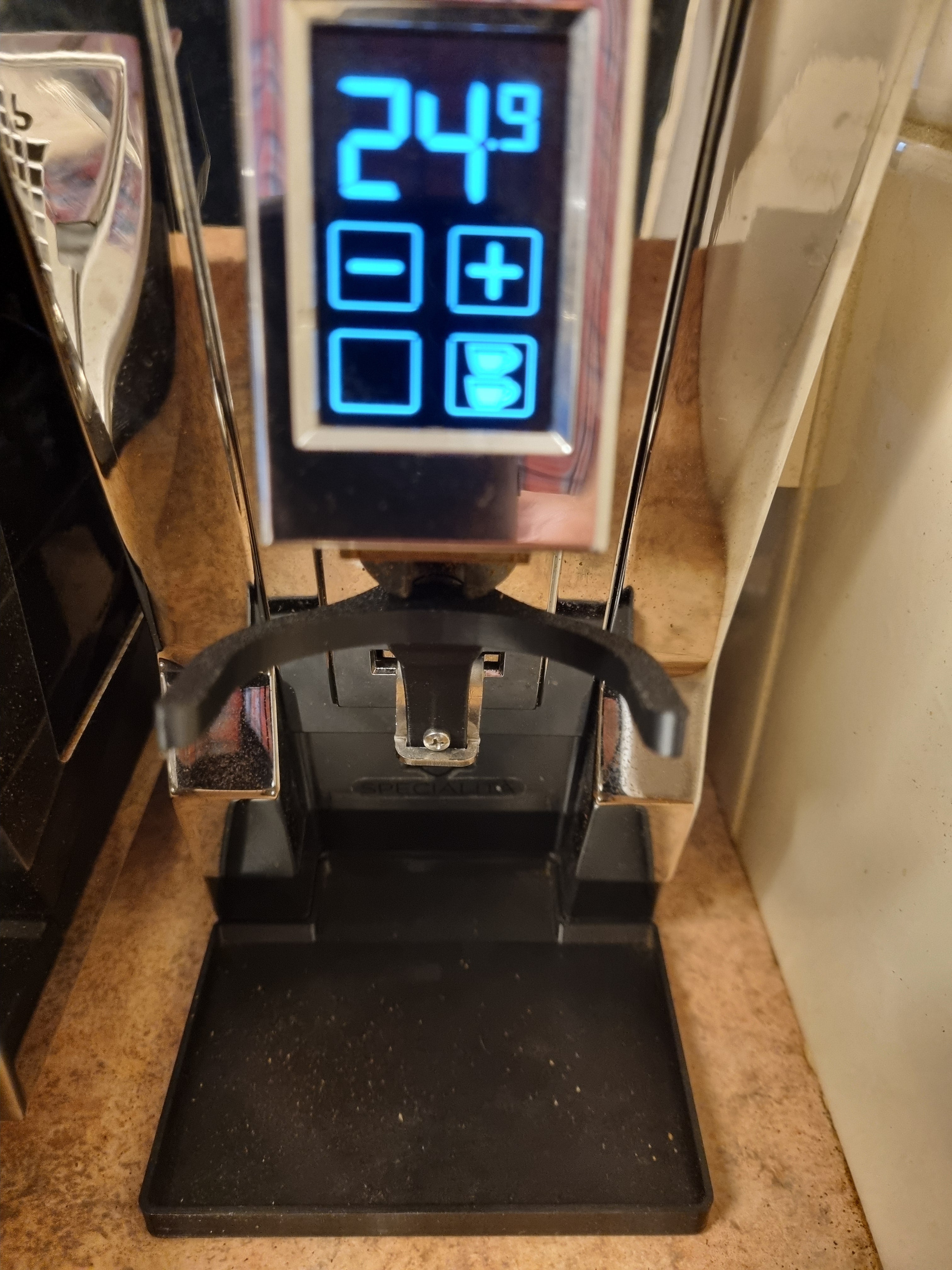Soporte para vaso dosificador Eureka Mignon con colector de café y ángulo ajustable