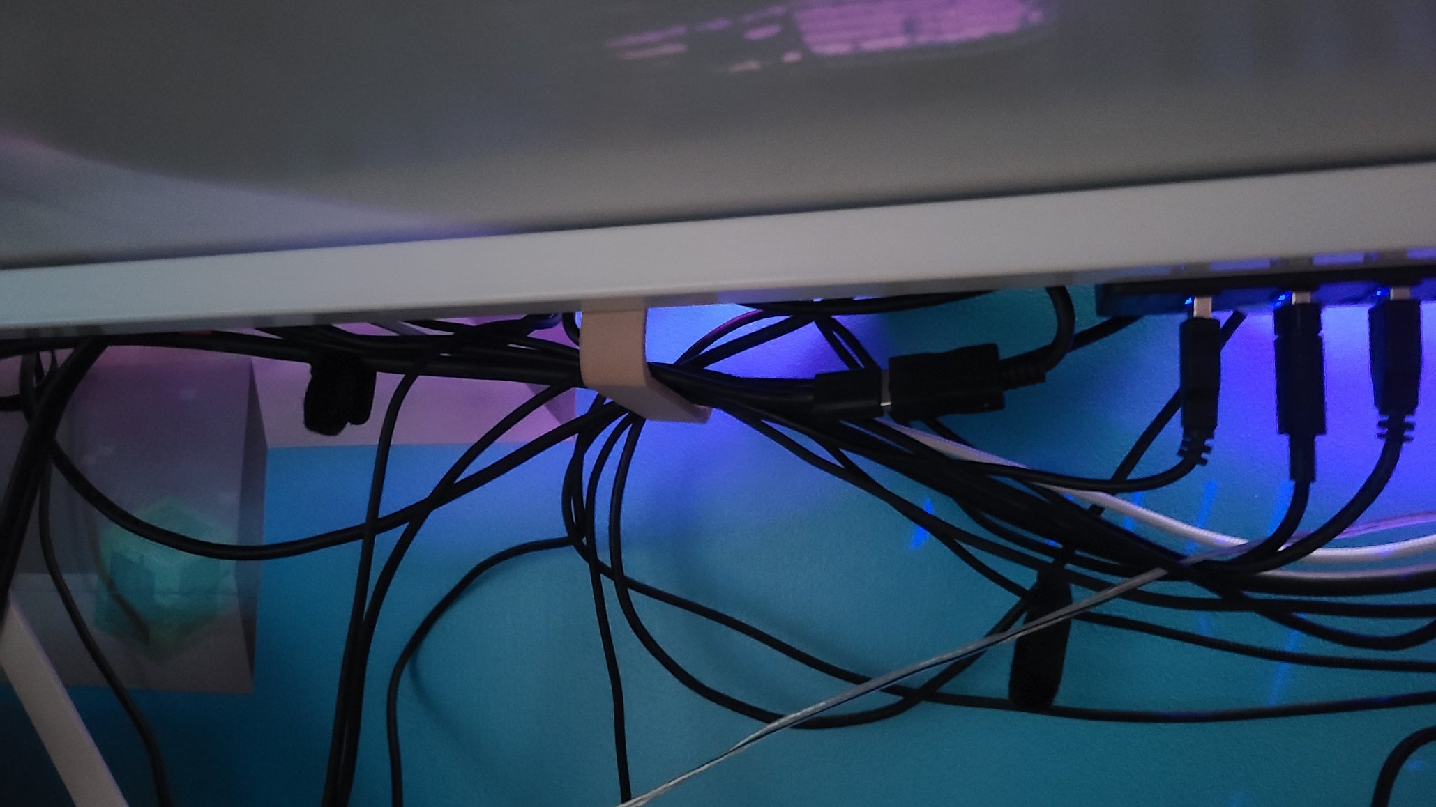 Gancho para cables para una gestión eficaz de los cables debajo del escritorio