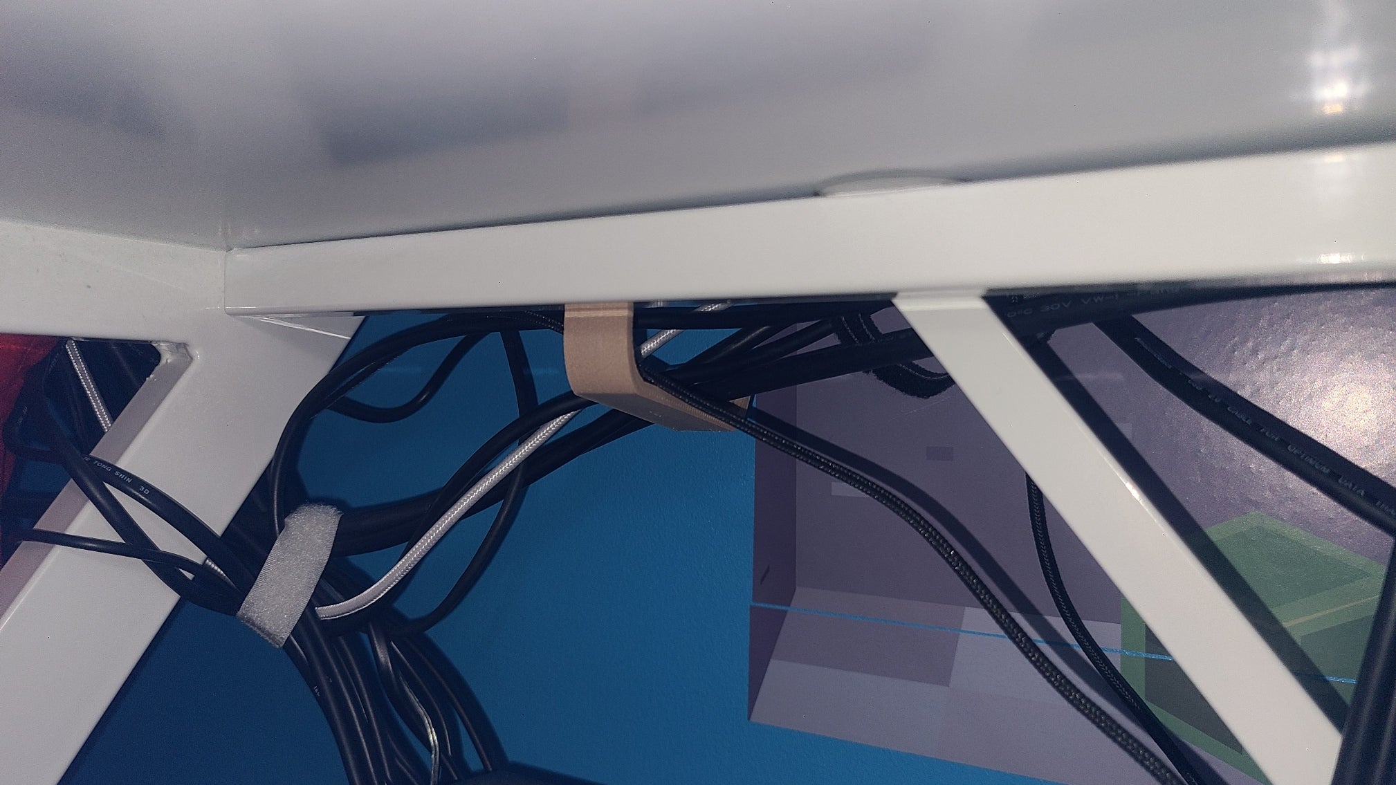 Gancho para cables para una gestión eficaz de los cables debajo del escritorio