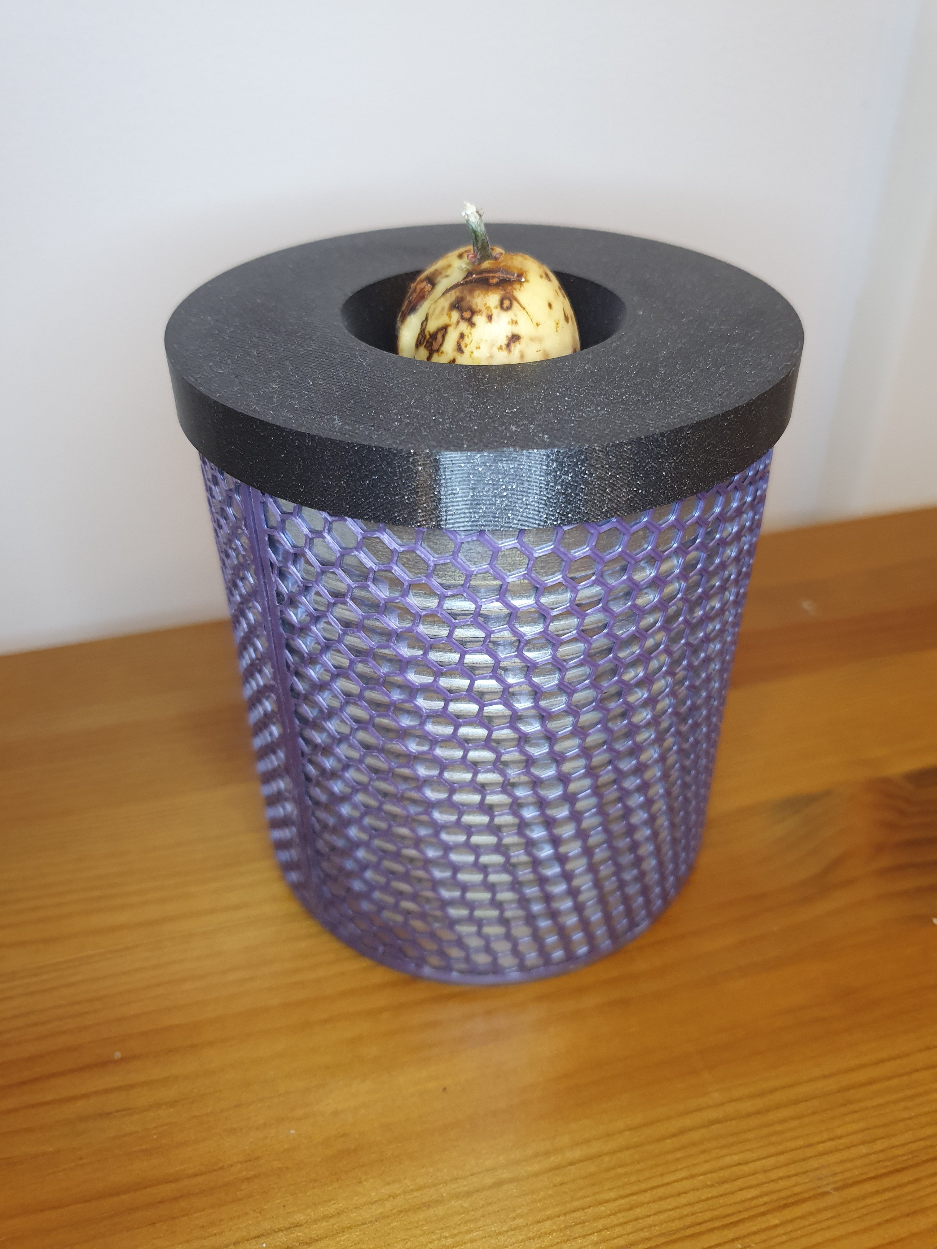 Jarrón de aguacate para latas de reciclaje