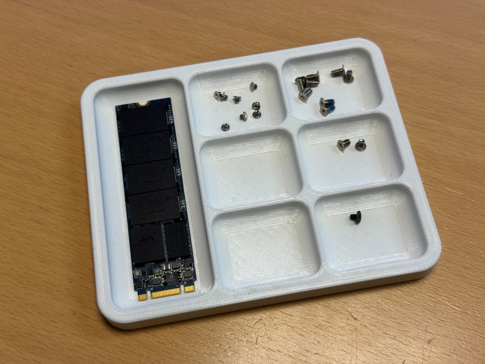 Práctica bandeja para tornillos para componentes pequeños y tornillos