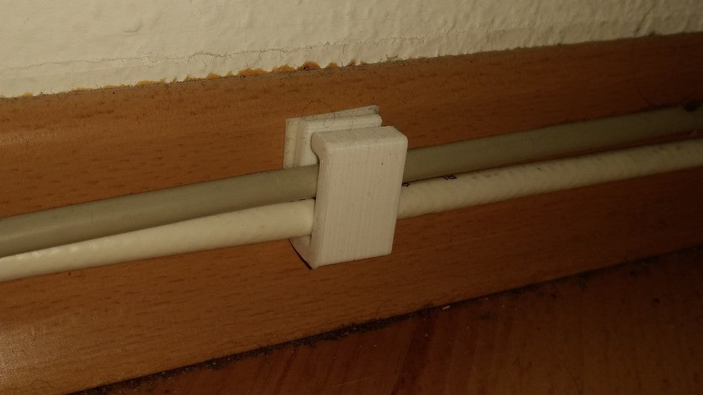 Clips de gestión de cables con y sin orificio para tornillos para un cableado organizado