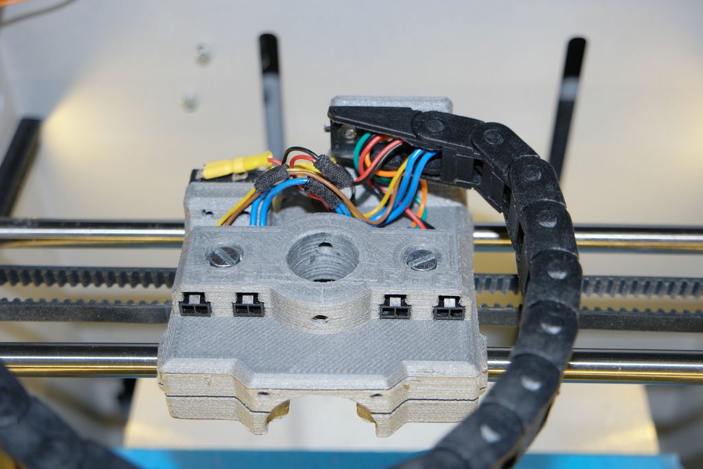 Soporte German RepRap NEO E3D V6 con enchufe integrado y gestión de cables