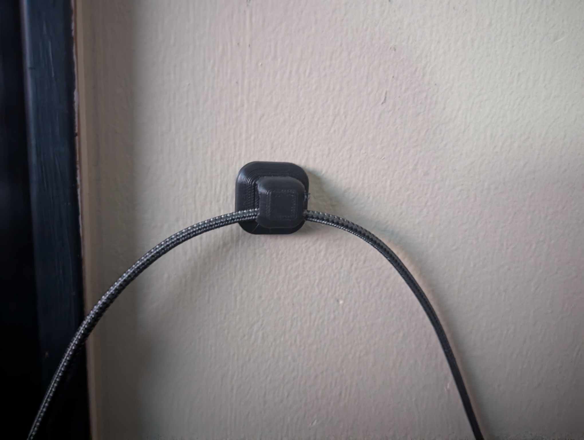 Soporte de cable discreto para montaje en superficie