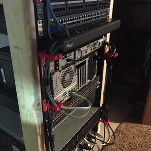 Clip de gestión de cables montado en rack