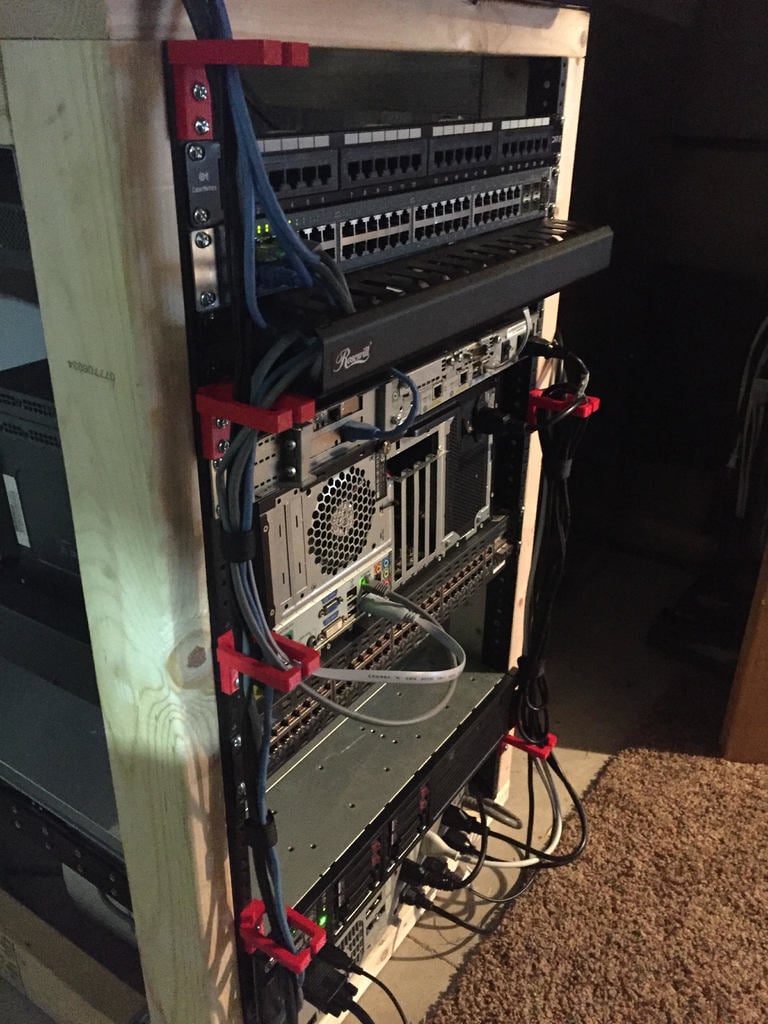 Clip de gestión de cables montado en rack