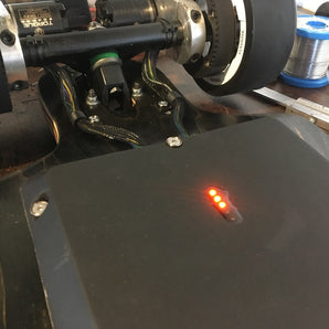 Abrazadera de cable para monopatín eléctrico