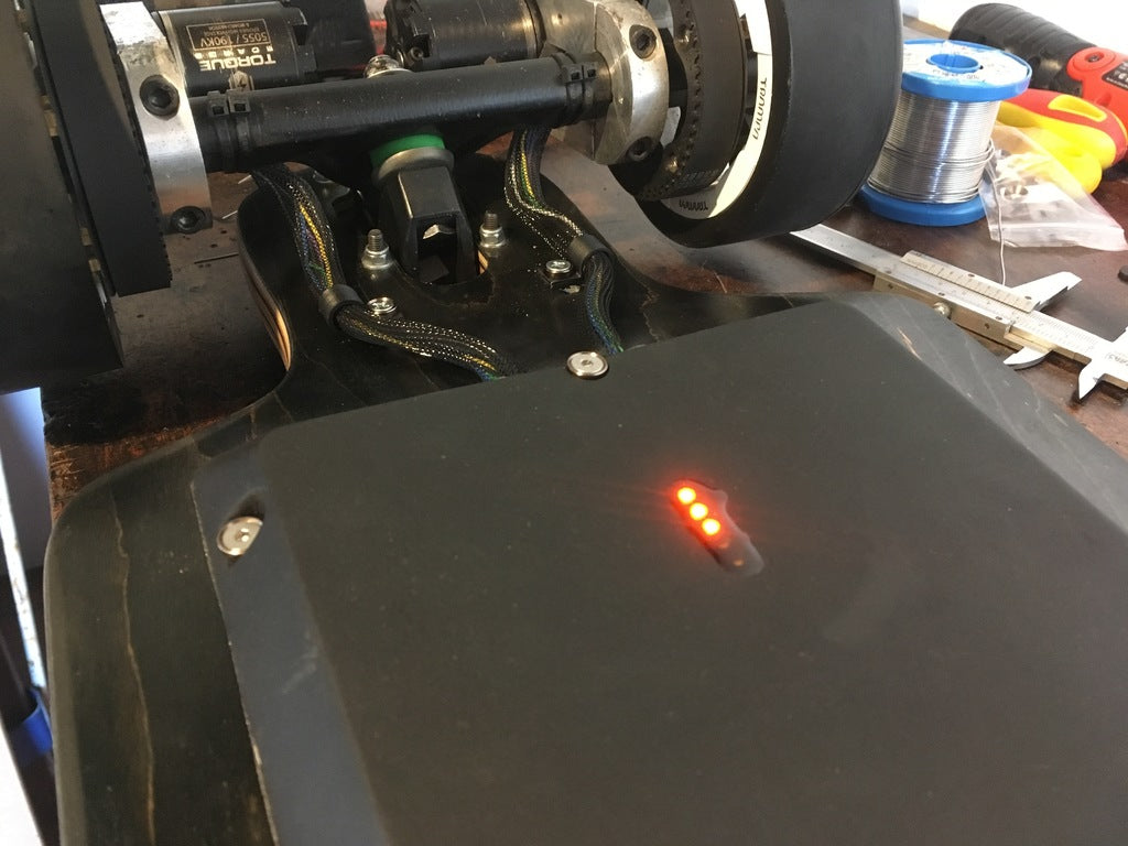 Abrazadera de cable para monopatín eléctrico