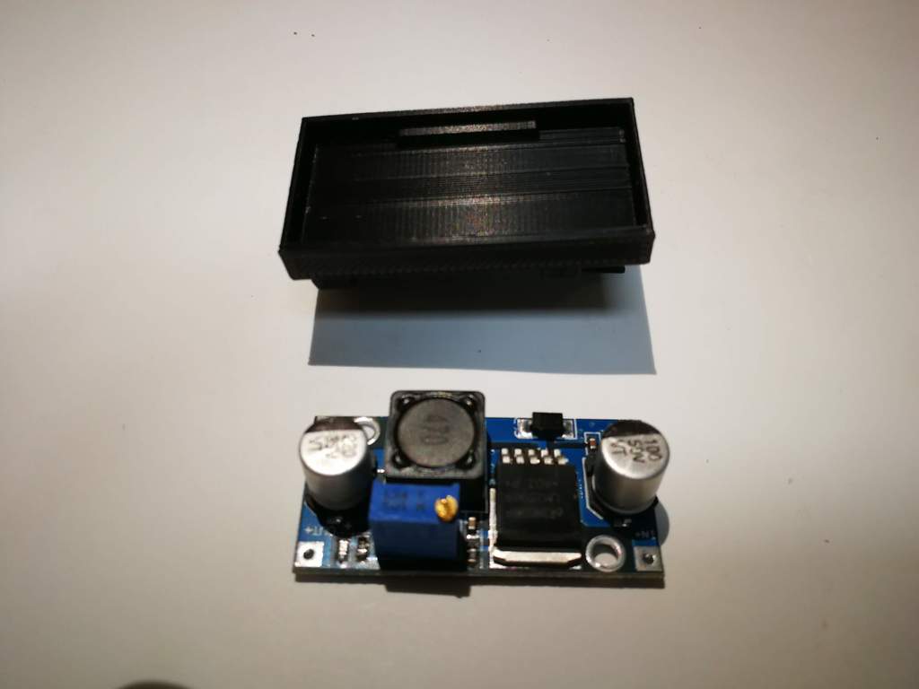 Soporte para convertidor DC-DC LM2596 en carril DIN