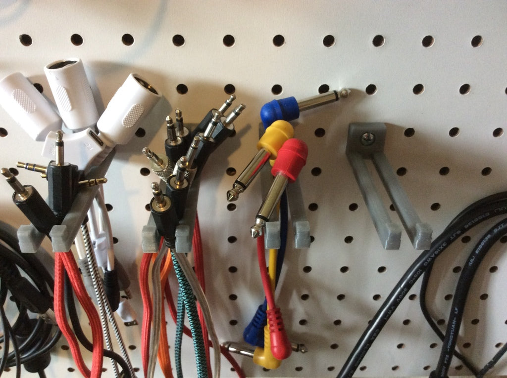 Soporte para cable de 3.5mm con panel perforado