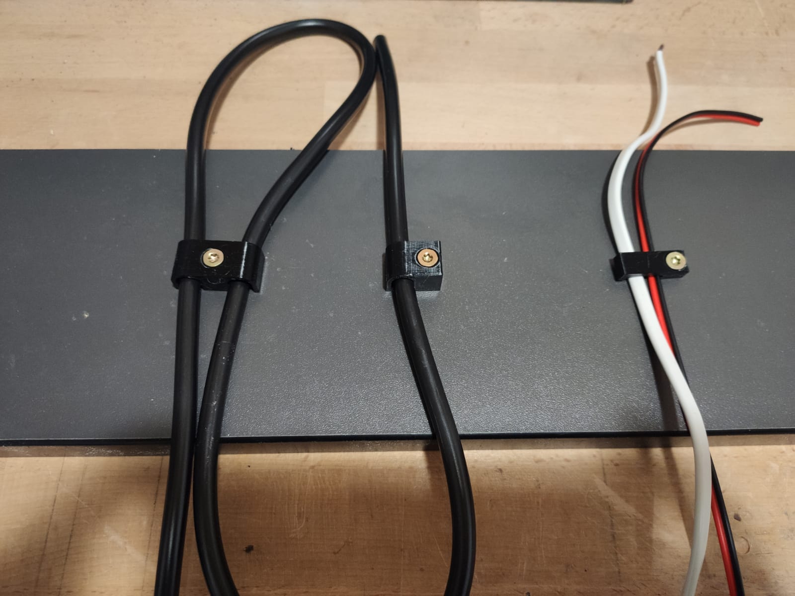 Abrazaderas de cable para una organización eficiente del cable