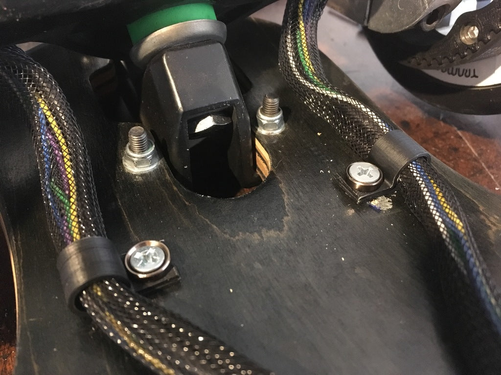 Abrazadera de cable para monopatín eléctrico