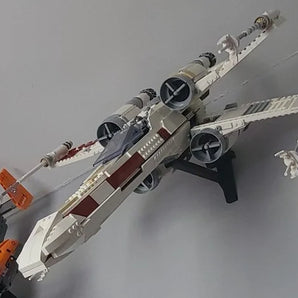 Soporte de pared para LEGO 75355 UCS X-Wing – Pantalla en posición de vuelo