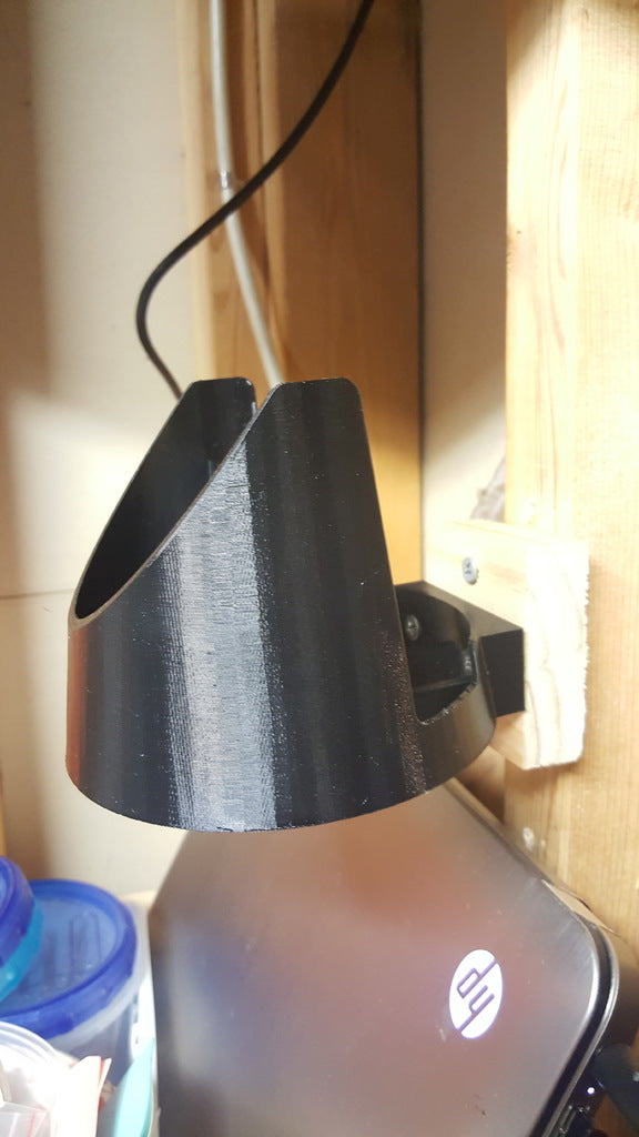 Soporte de pared para teclado y ratón