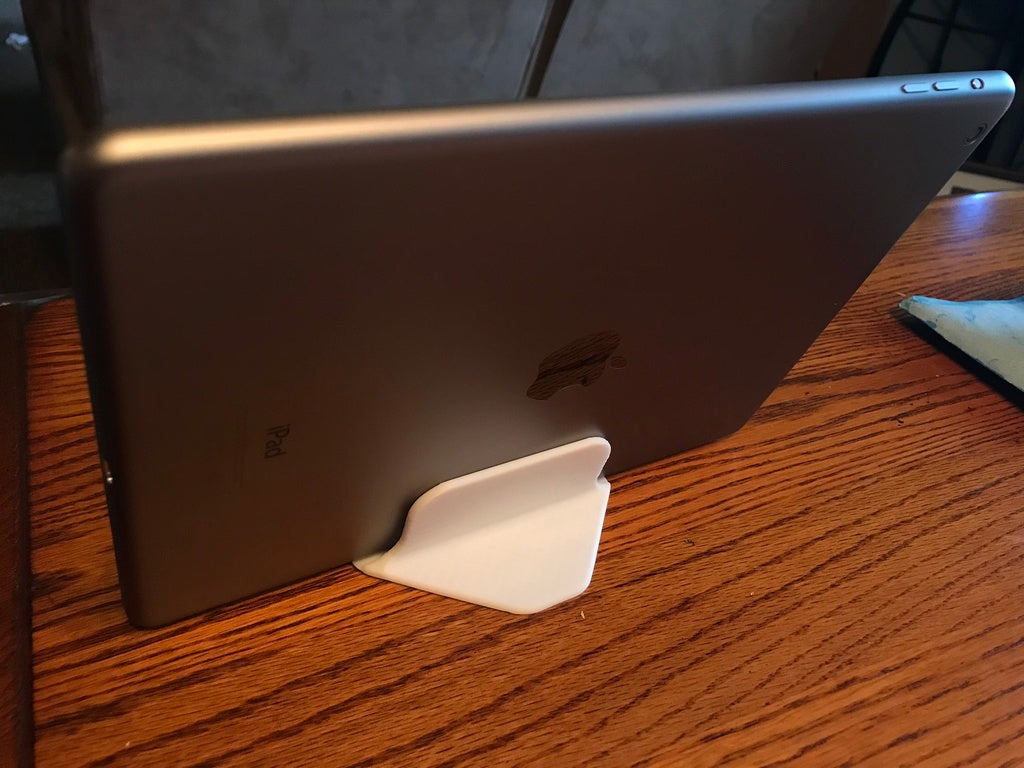 Soporte para iPhone/iPad sencillo pero estable para escritorio o mesilla de noche