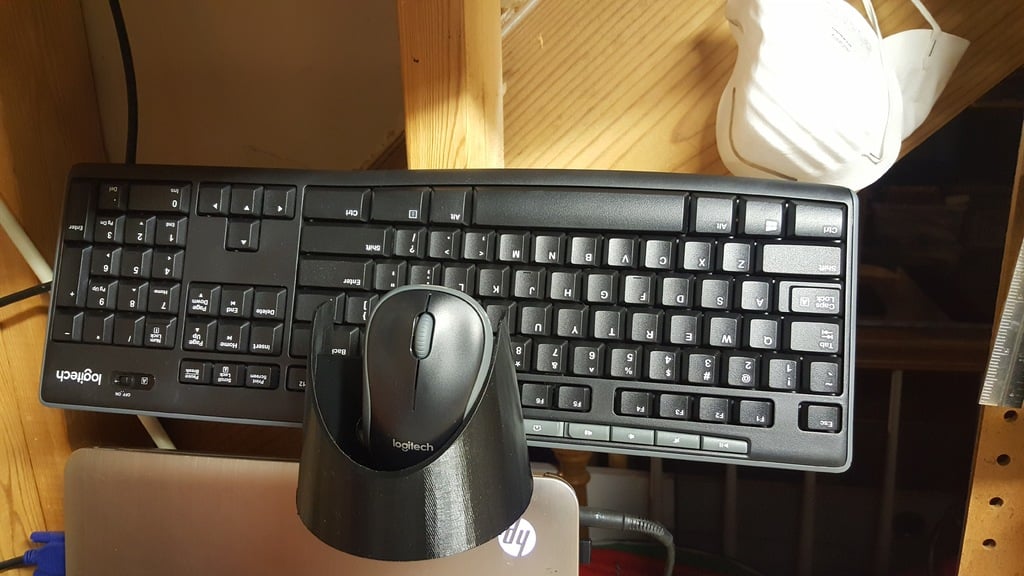 Soporte de pared para teclado y ratón