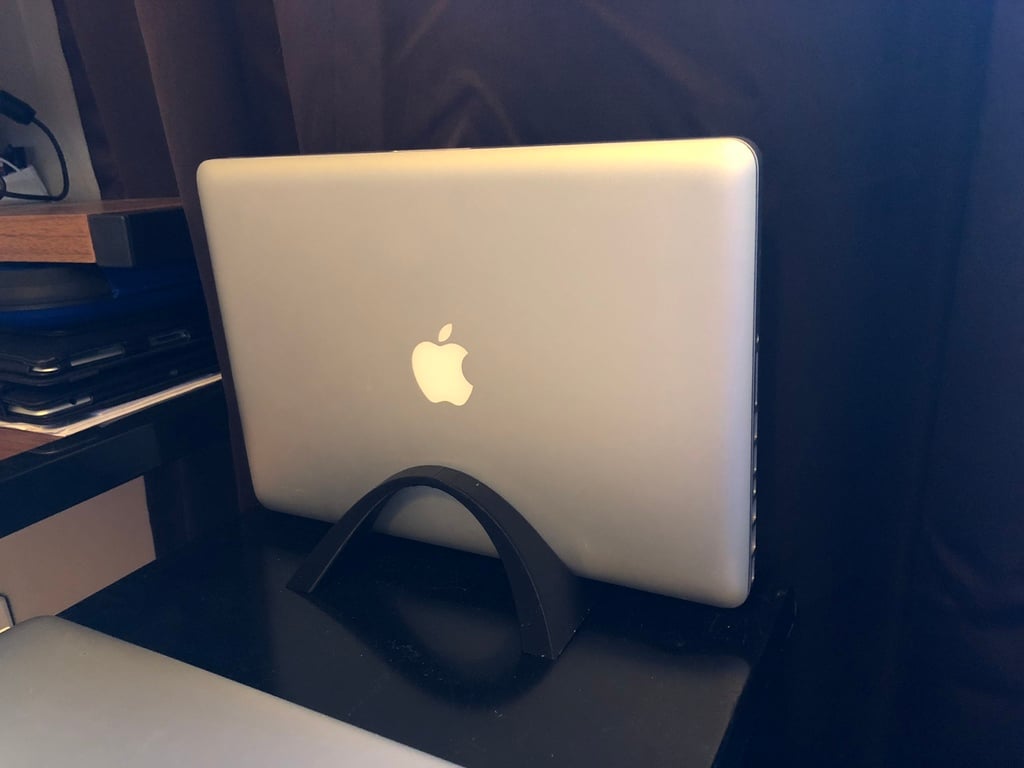 Soporte elegante y curvo para computadora portátil REMIX - Para MacBook Pro y otras computadoras portátiles (175x120 mm)